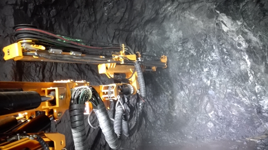 開山全(quan)液壓鑽(zuan)機在海(hai)南石碌(lù)鐵礦工(gong)作現場(chǎng) 開山全(quán)液壓鑽(zuan)機在海(hai)南石碌(lù)鐵礦工(gong)作現場(chǎng)