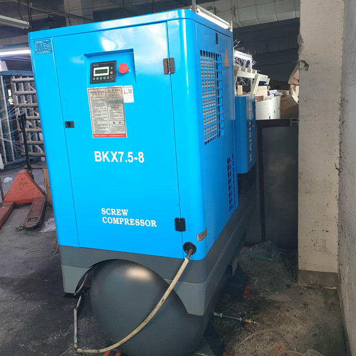 開(kai)山空壓機BKX7.5帶罐(guàn)服役絲綢生産(chǎn)企業